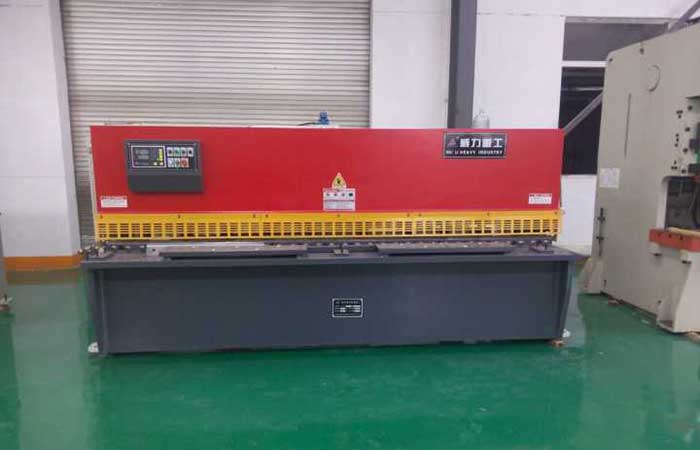 QC11Y-10×32000液壓剪板機(jī)，10個(gè)厚液壓閘式剪板機(jī)