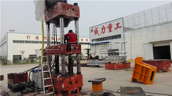 汽車遮陽板液壓機(jī)組裝中