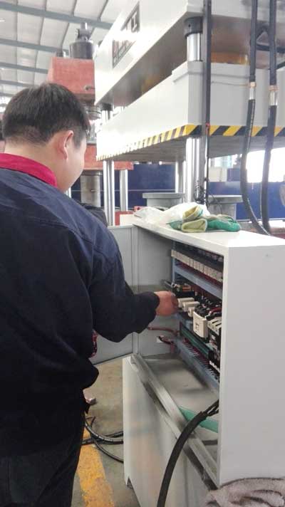 紙張壓花液壓機(jī)客戶(hù)來(lái)廠考察